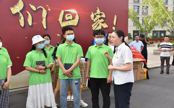 同學(xué)們認(rèn)真聆聽院知名(侯小坤院長)講話