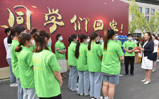 同學(xué)們認(rèn)真聆聽校知名(郭媛副校長)講話