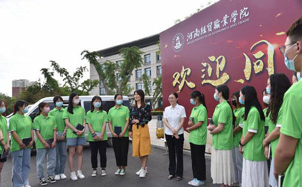 同學(xué)們認(rèn)真聆聽院知名知名(楊曉燕書記)講話