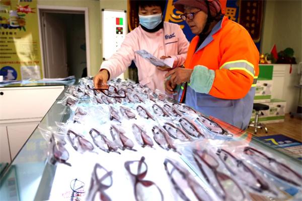 愛心聚焦！易視界300多副老花鏡暖了環(huán)衛(wèi)工人的心！