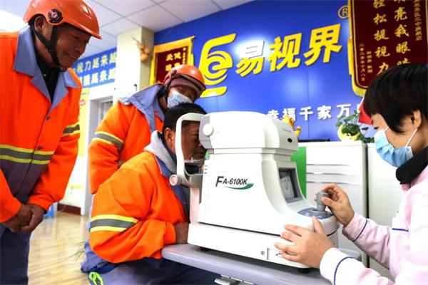 愛心聚焦！易視界300多副老花鏡暖了環(huán)衛(wèi)工人的心！