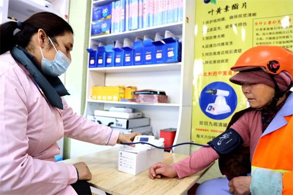 愛心聚焦！易視界300多副老花鏡暖了環(huán)衛(wèi)工人的心！