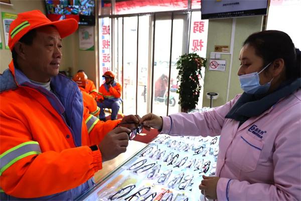 愛心聚焦！易視界300多副老花鏡暖了環(huán)衛(wèi)工人的心！