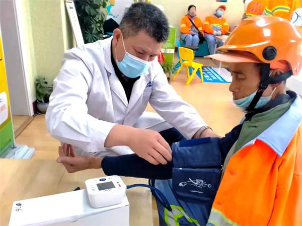 愛心聚焦！易視界300多副老花鏡暖了環(huán)衛(wèi)工人的心！