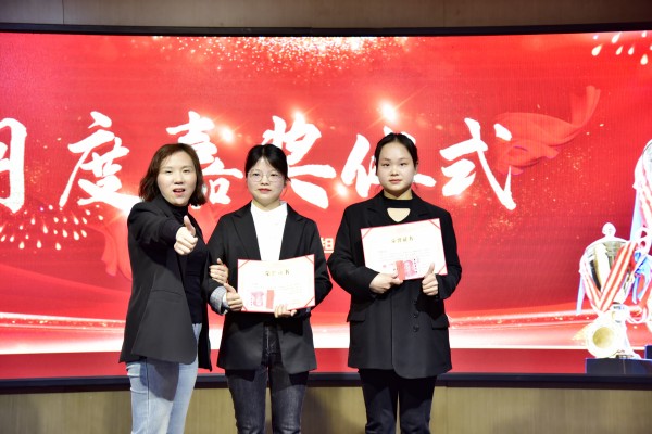 易視界3月表現(xiàn)優(yōu)秀的新人上臺領獎