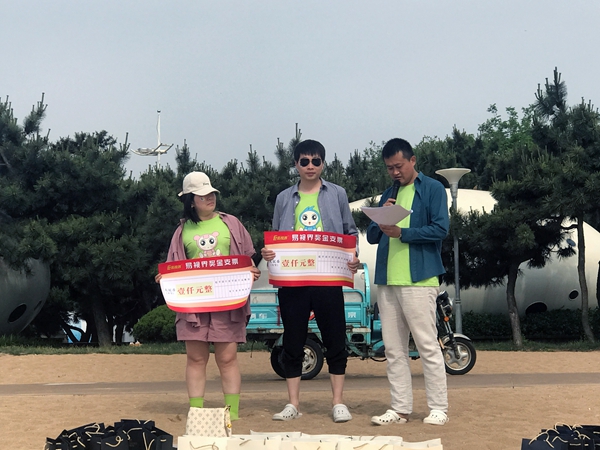 易視界5月表現(xiàn)優(yōu)秀的伙伴上臺領(lǐng)獎