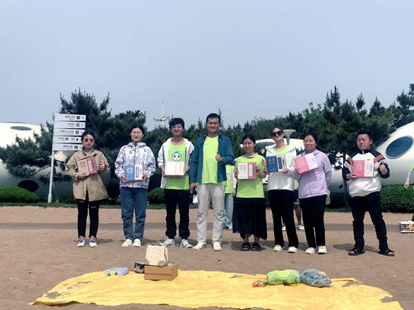 易視界5月表現(xiàn)優(yōu)秀的伙伴上臺領(lǐng)獎