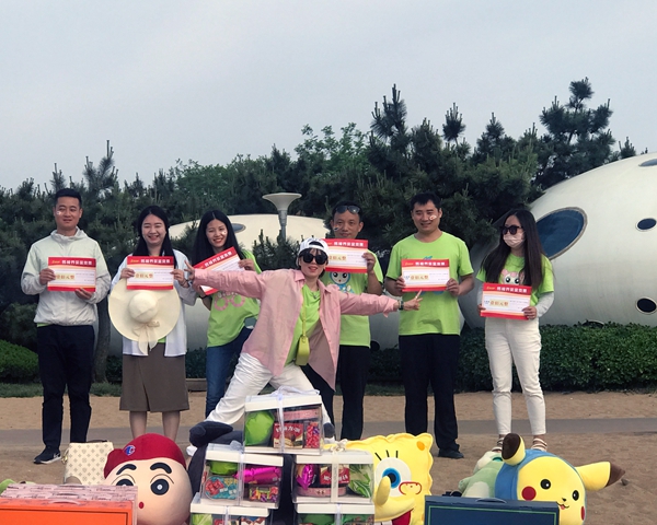 易視界5月表現(xiàn)優(yōu)秀的伙伴上臺領(lǐng)獎