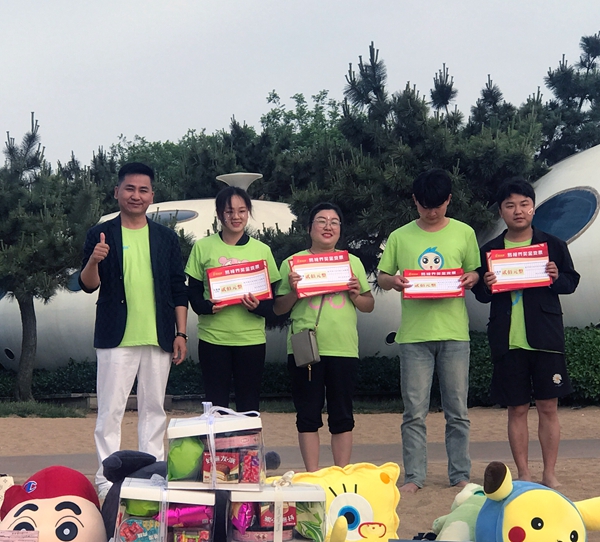 易視界5月表現(xiàn)優(yōu)秀的伙伴上臺領(lǐng)獎