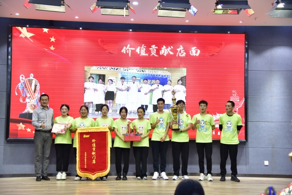 易視界九月價(jià)值貢獻(xiàn)門店獲得者上臺(tái)領(lǐng)獎(jiǎng)