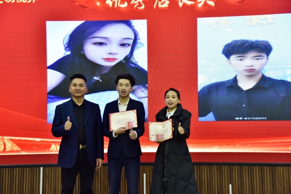 易視界2023年10月優(yōu)秀店長獎(jiǎng)獲得者上臺領(lǐng)獎(jiǎng)