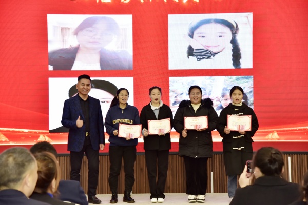 易視界2023年10月優(yōu)秀標(biāo)兵獲得者上臺領(lǐng)獎(jiǎng)