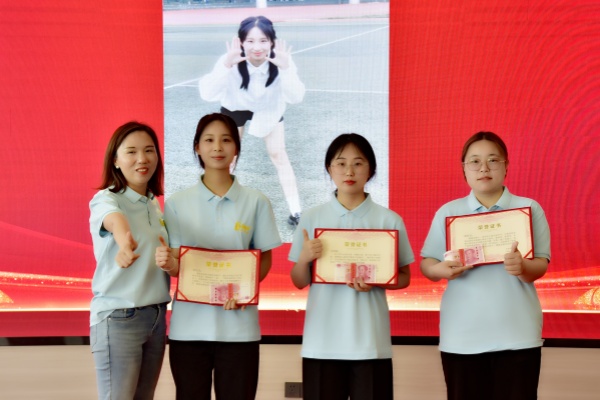 易視界2024年4月店務(wù)標(biāo)兵和技術(shù)標(biāo)兵獲得者上臺(tái)領(lǐng)獎(jiǎng)