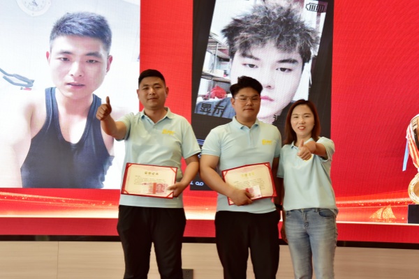 易視界2024年4月積分新人獎(jiǎng)獲得者上臺(tái)領(lǐng)獎(jiǎng)