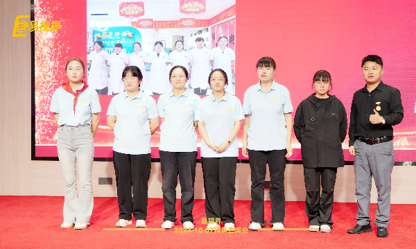 易視界九月貢獻店面獎獲得者上臺領獎