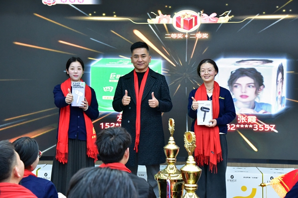 易視界現(xiàn)場(chǎng)抽獎(jiǎng)抽到二等獎(jiǎng)獎(jiǎng)項(xiàng)的幸運(yùn)伙伴上臺(tái)領(lǐng)獎(jiǎng)