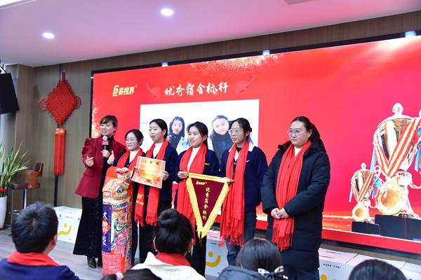 易視界月度優(yōu)秀宿舍獎(jiǎng)獲得者上臺(tái)領(lǐng)獎(jiǎng)