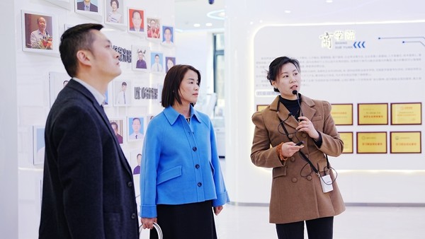 熱烈歡迎經貿職業(yè)學院校領導蒞臨易視界訪談