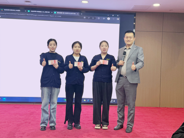 易視界伙伴上臺(tái)領(lǐng)取屬于自己的獎(jiǎng)勵(lì)