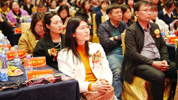 易視界17載感恩如光同行共同守護(hù)清晰視界客戶答謝會圖集