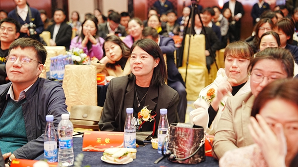 易視界17載感恩如光同行共同守護(hù)清晰視界客戶答謝會圖集