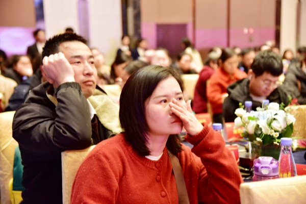 易視界17載感恩如光同行共同守護(hù)清晰視界客戶答謝會圖集