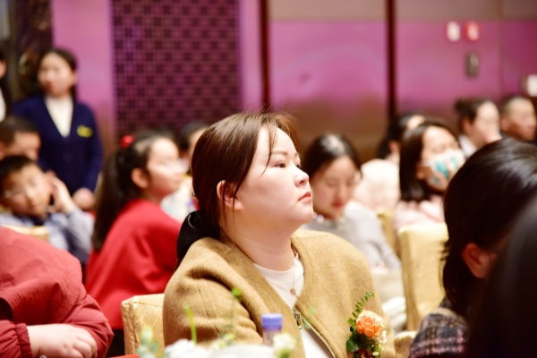 易視界17載感恩如光同行共同守護(hù)清晰視界客戶答謝會圖集