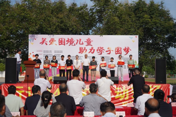 易視界公益行 關(guān)愛困境兒童助力學(xué)子圓夢