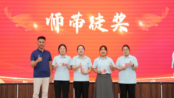 易視界2025年7月師帶徒獎獲得者上臺領(lǐng)獎