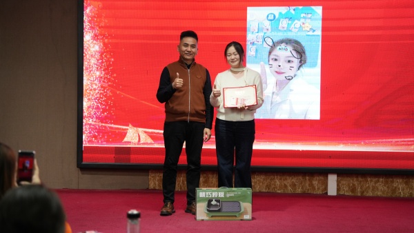 易視界2025年12月份冠軍標桿獎獲得者上臺領獎