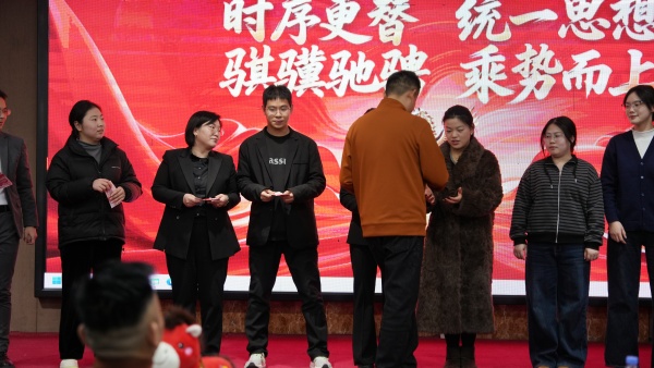 易視界12月份表現(xiàn)優(yōu)秀的伙伴上臺領取獎金