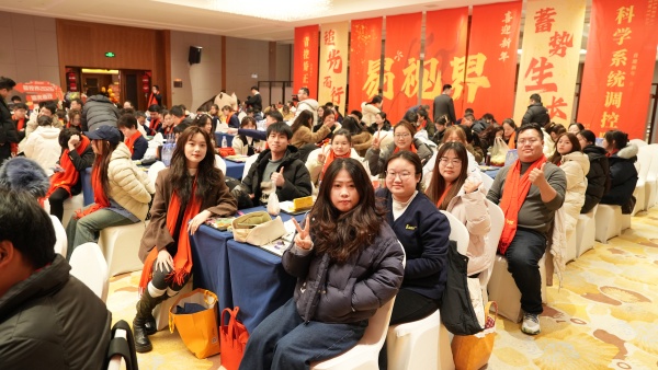 易視界2025駿馬追光共赴新程年會盛典精彩瞬間