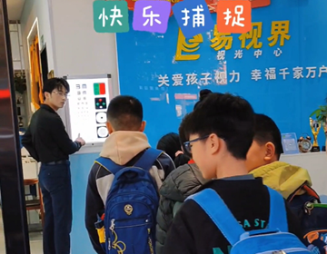 孩子們放學(xué)排隊(duì)易視界店內(nèi)測(cè)視力中