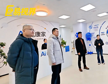 易視界集團(tuán)品牌創(chuàng)始人參訪機(jī)器人研發(fā)現(xiàn)場